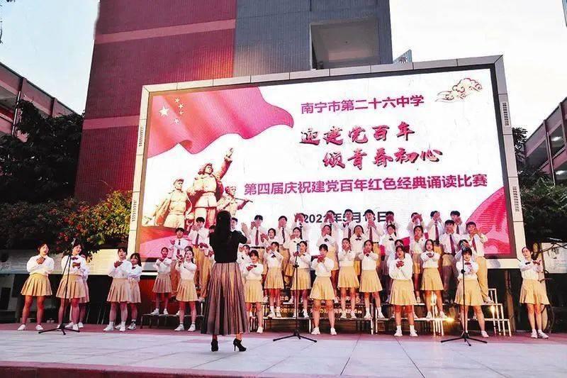 好运二字值千金?刘晓庆卖字引发热议,网友看法两极化!